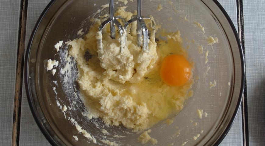 В масляную смесь вводим яйца