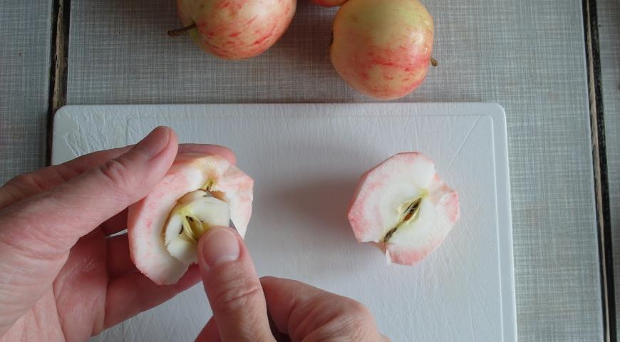 Нарезаем очищенные яблоки для начинки пирога «Французский шик»