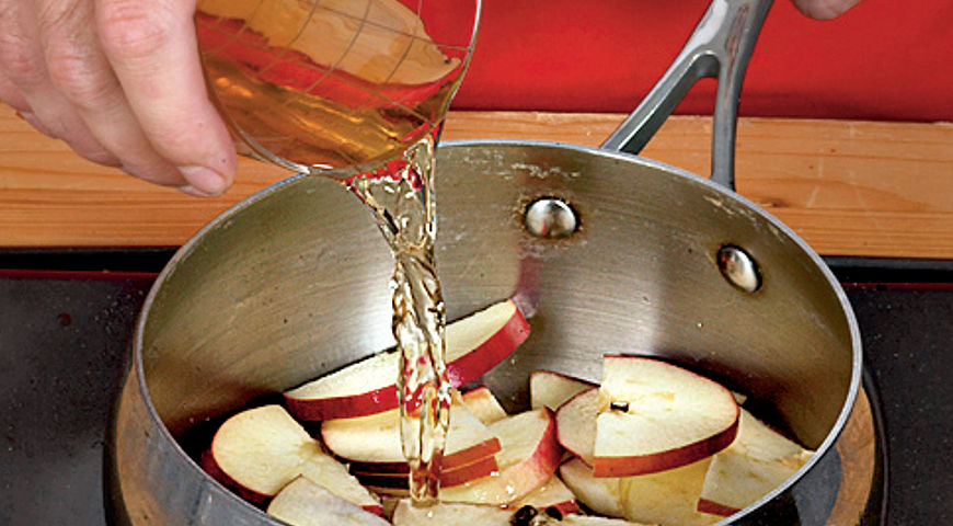 Фото приготовления рецепта: Свинина со свежими и сушеными яблоками, шаг №8