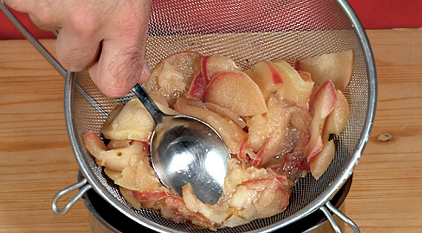 Фото приготовления рецепта: Свинина со свежими и сушеными яблоками, шаг №9