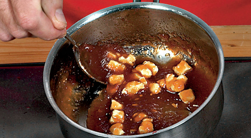 Фото приготовления рецепта: Свинина со свежими и сушеными яблоками, шаг №11