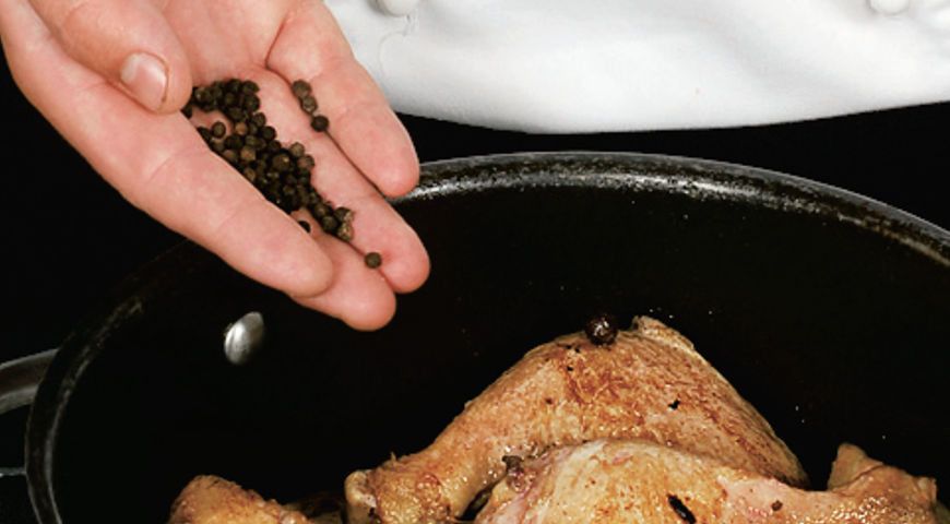 Фото приготовления рецепта: Цыпленок в красном вине с сухофруктами, шаг №8