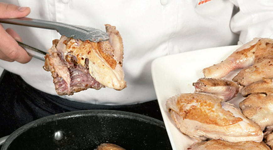 Фото приготовления рецепта: Цыпленок в красном вине с сухофруктами, шаг №6