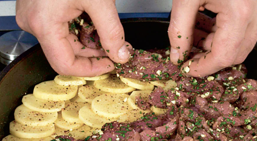Фото приготовления рецепта: Картофель Анна со свининой, шаг №7