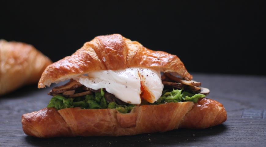 Готовим сэндвич-круассан с горошком и шампиньонами на завтрак