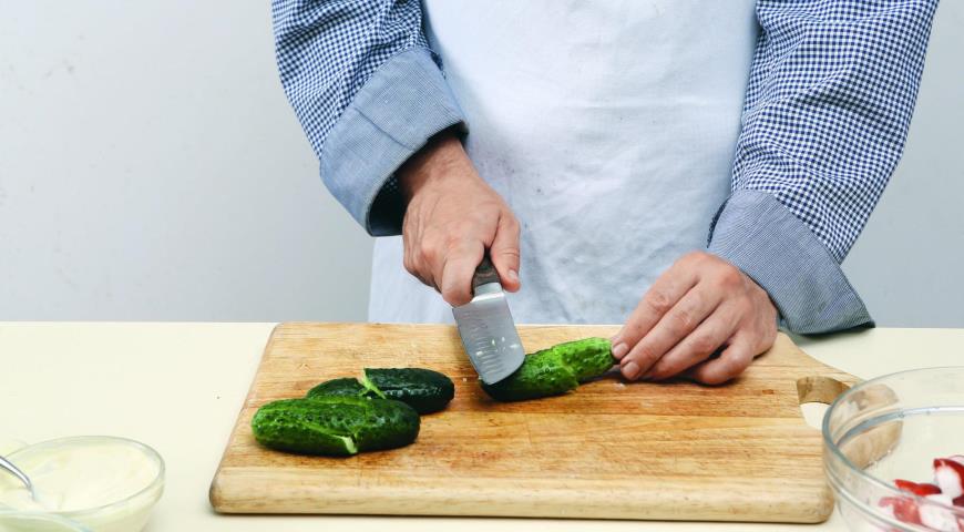 Фото приготовления рецепта: Салат с «битой» редиской и зеленой заправкой, шаг №4