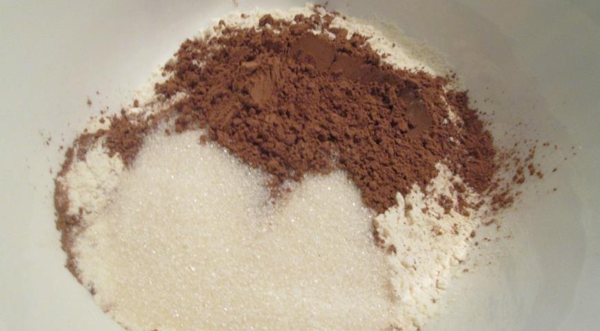 К муке добавляем сахар, ванильный сахар и какао порошок