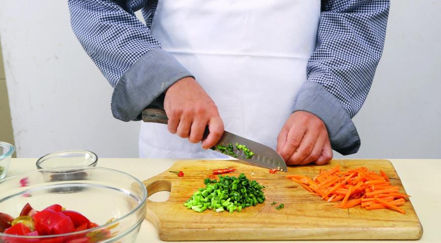 Фото приготовления рецепта: Салат из помидоров и моркови, шаг №3