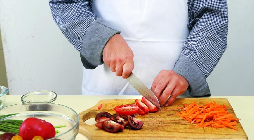Фото приготовления рецепта: Салат из помидоров и моркови, шаг №1