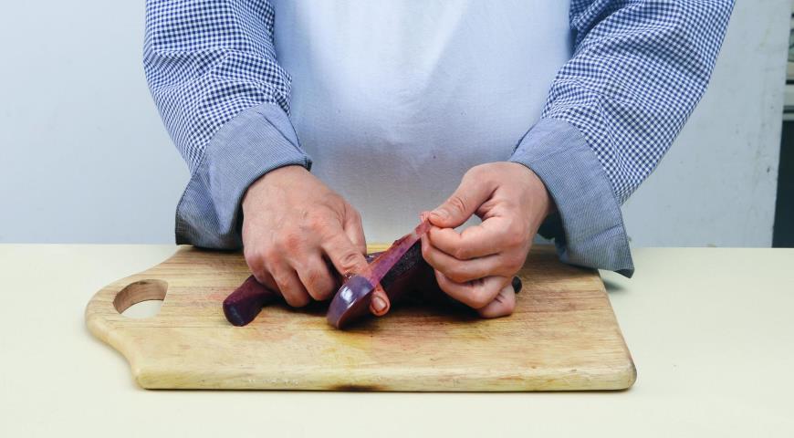 Фото приготовления рецепта: Говяжья печенка с луком и сметаной, шаг №2
