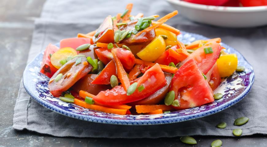 Салат из помидоров и моркови 