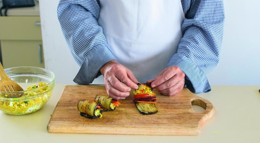 Фото приготовления рецепта: Рулеты из баклажанов с овощами, шаг №6