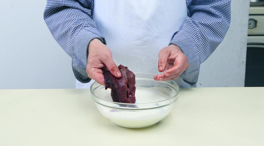 Фото приготовления рецепта: Говяжья печенка с луком и сметаной, шаг №3
