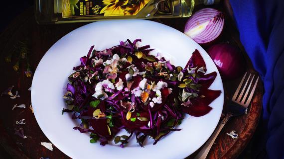 Фиолетовый салат с пряной свеклой, острыми семенами тыквы и козьим сыром