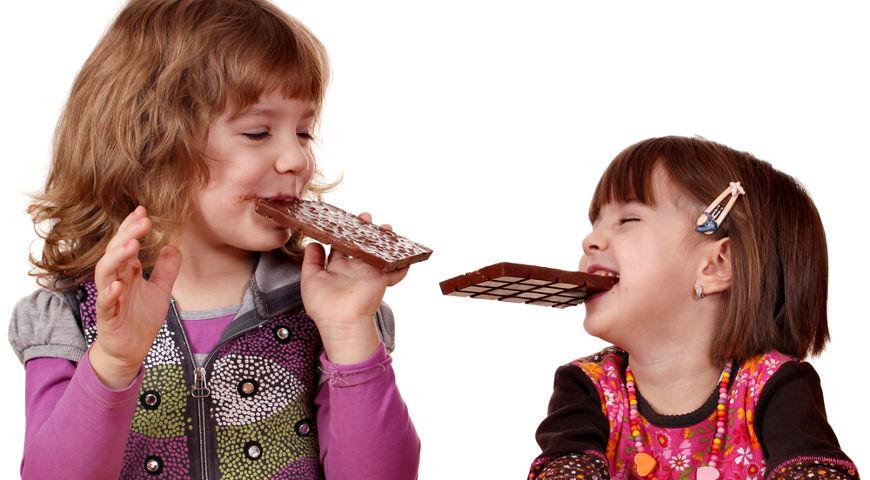 дети с шоколадом