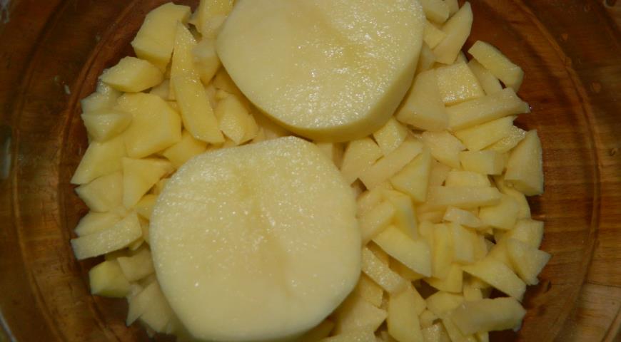 Нарезаем картофель