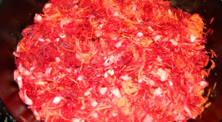 Тушим овощи с томатной пастой для домашнего борща
