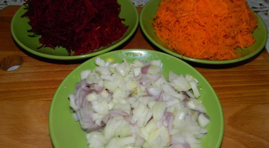 Нарезаем овощи для приготовления борща
