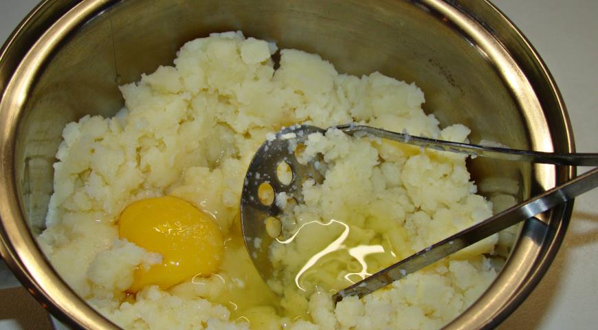Добавляем яйцо в картофельное пюре