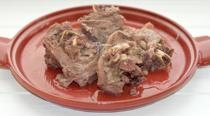 Готовое мясо кладем в форму для запекания