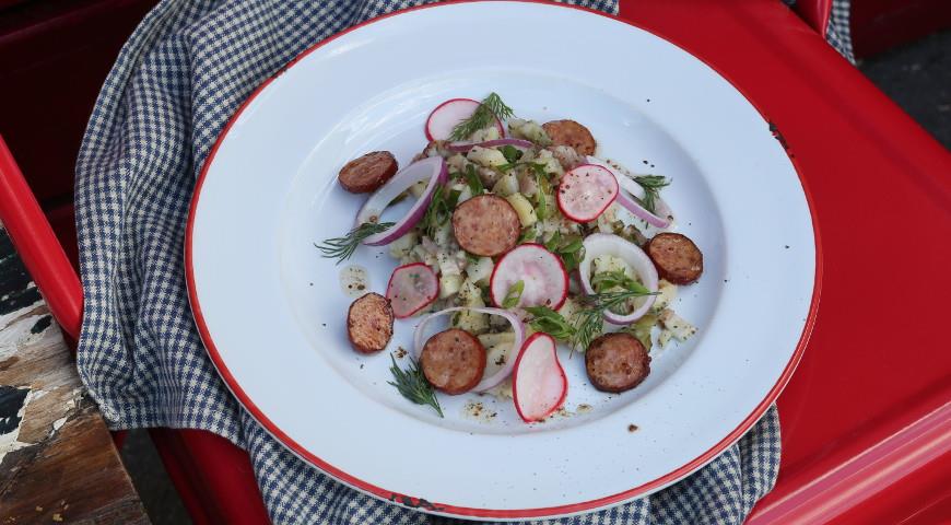 Картофельный салат с колбасками и беконом