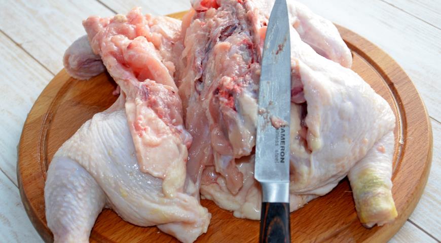 У курицы удаляем кости, оставляем шкурку с мясом