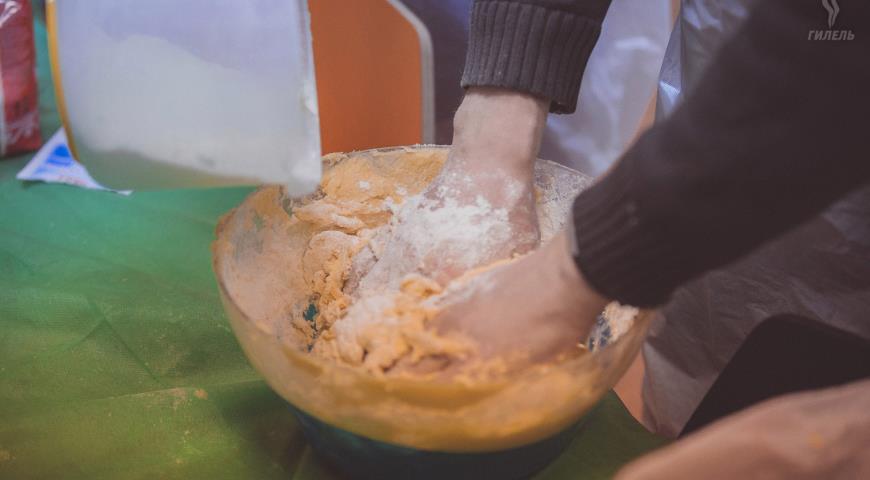 Замешиваем тесто для апельсинового печенья