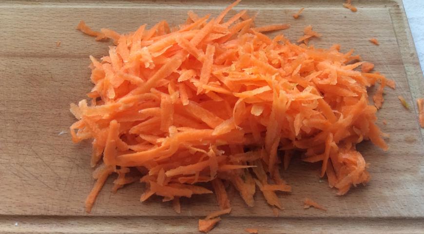 Трем морковь на крупной терке