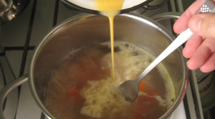 Яйцо взбиваем и тонкой струйкой вливаем в суп