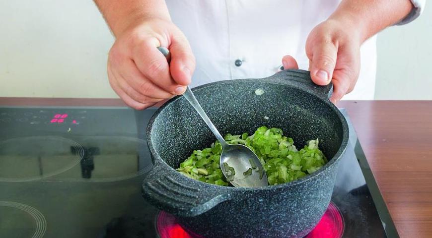 Фото приготовления рецепта: Куриный суп с зеленым горошком, шаг №2