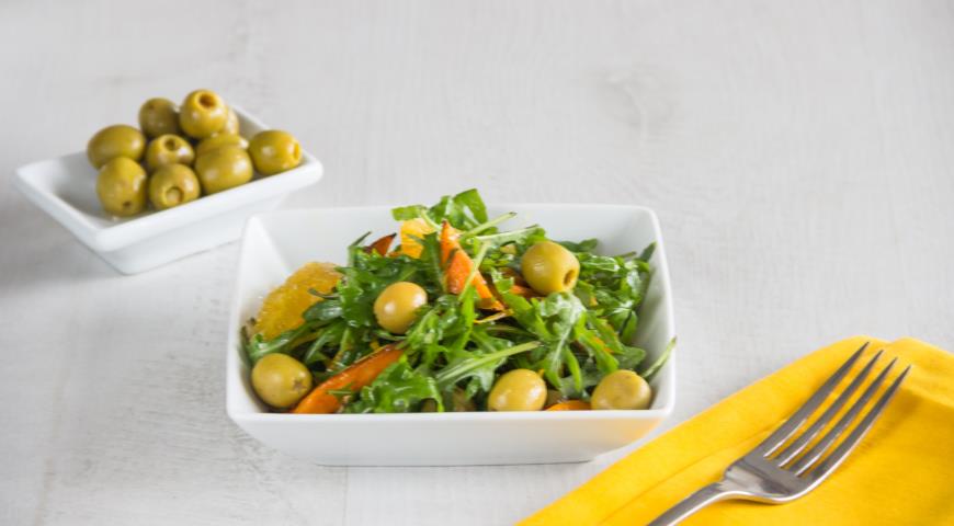 Салат из моркови с апельсинами и оливками 