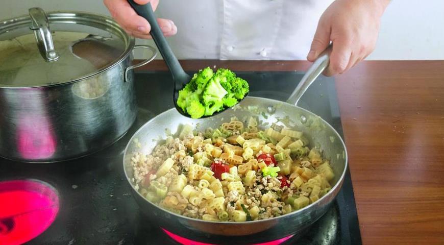 Фото приготовления рецепта: Макароны с мясным соусом и брокколи, шаг №4