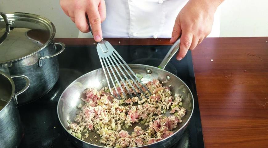 Фото приготовления рецепта: Макароны с мясным соусом и брокколи, шаг №3