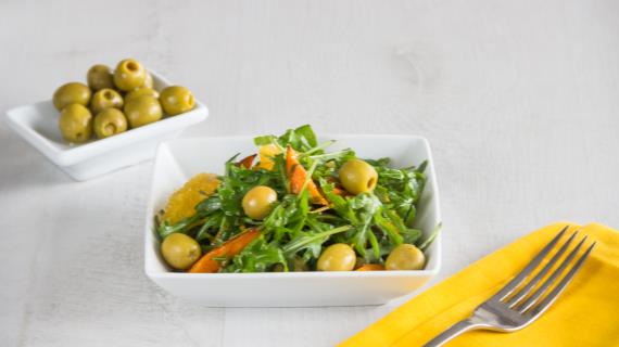 Салат из моркови с апельсинами и оливками