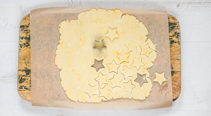 Фото приготовления рецепта: Печенье Апельсиновые звёзды с корицей, шаг №4