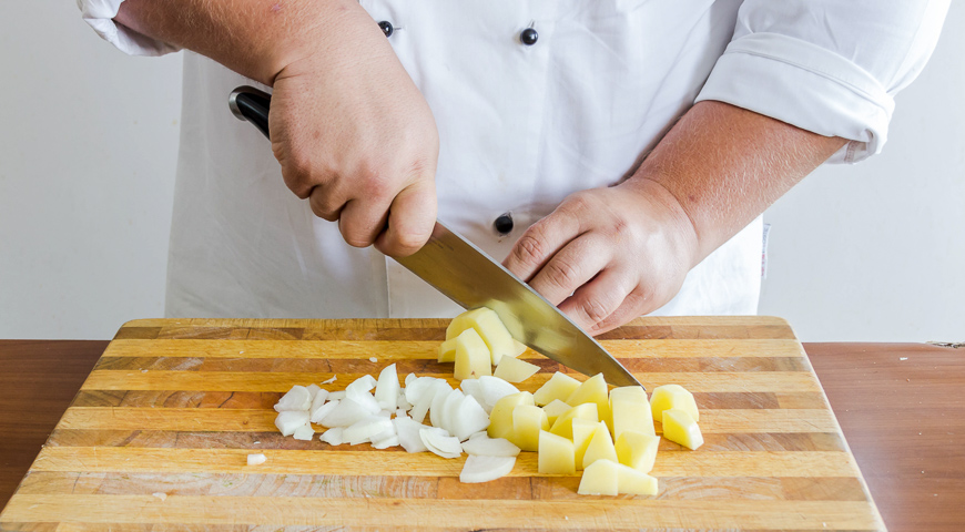 Фото приготовления рецепта: Рагу с капустой и картошкой, шаг №2