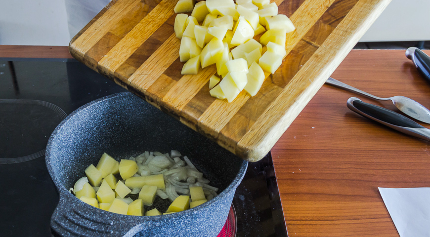 Фото приготовления рецепта: Рагу с капустой и картошкой, шаг №3