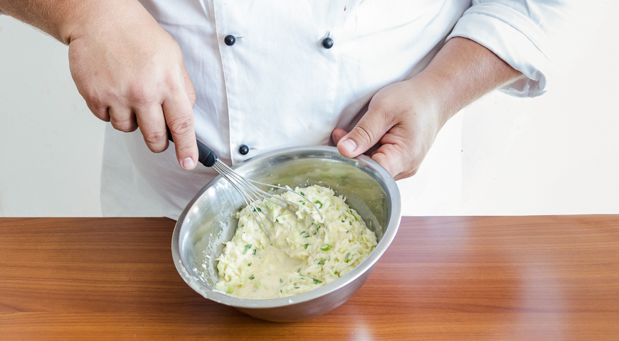 Фото приготовления рецепта: Оладьи из капусты белокочанной, шаг №3