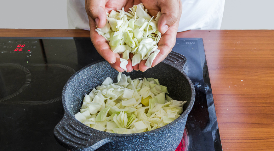 Фото приготовления рецепта: Рагу с капустой и картошкой, шаг №4