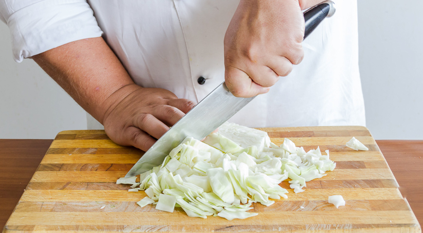 Фото приготовления рецепта: Рагу с капустой и картошкой, шаг №1