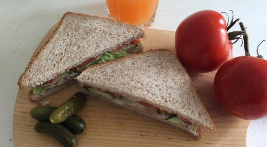 Готовый сэндвич с тунцом разрезаем и подаем к столу
