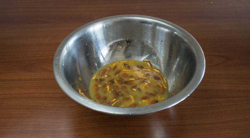 Фото приготовления рецепта: Апельсиновый штоллен с миндалем, шаг №1