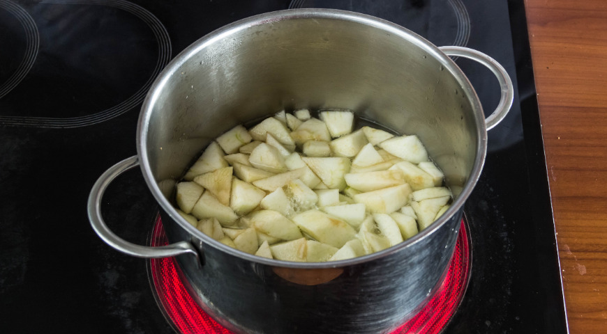 Фото приготовления рецепта: Яблочный пирог на сметане, шаг №4