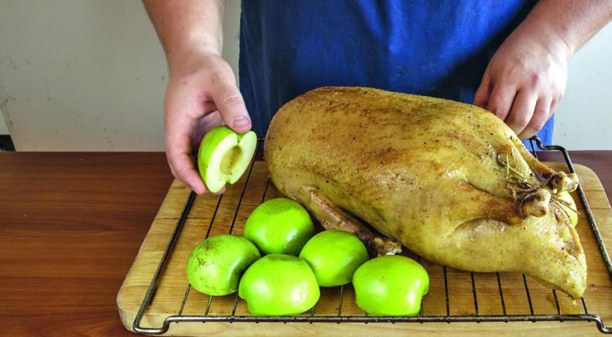 Фото приготовления рецепта: Праздничный гусь с яблоками, шаг №7