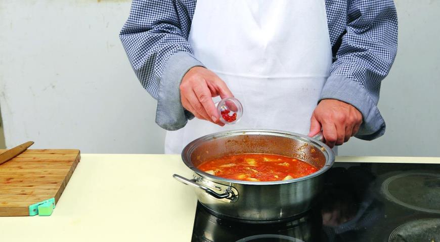Фото приготовления рецепта: Гуляш из свиной лопатки с помидорами и зеленой фасолью, шаг №3