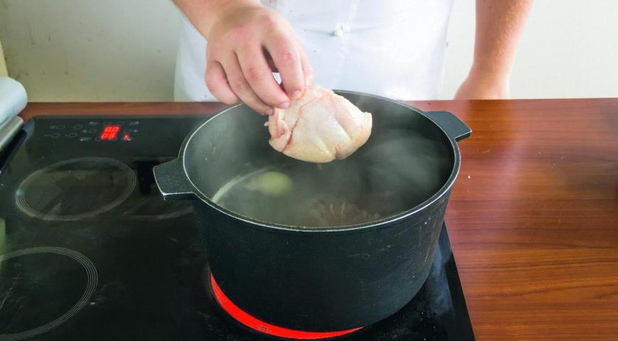 Фото приготовления рецепта: Сборная солянка  с грудинкой, курицей и сосисками, шаг №2