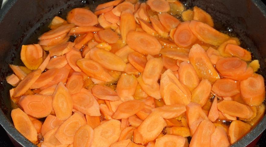 Обжарить морковь на растительном масле