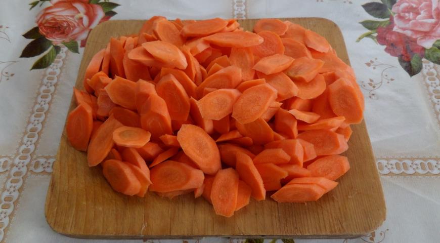Нарезать морковь для приготовления риса с кроликом и овощами