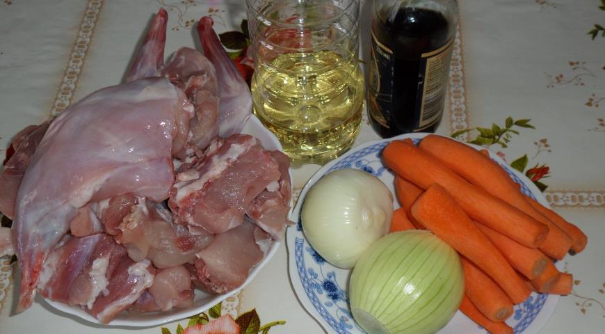 Подготовить все необходимые ингредиенты для приготовления риса с кроликом и овощами