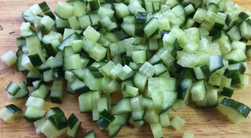 Добавить к салату нарезанный огурец